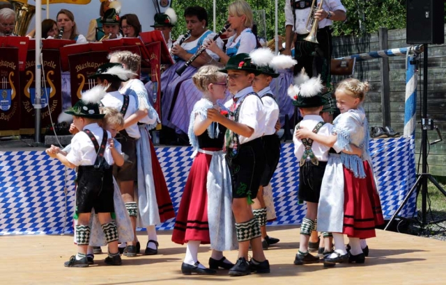 Kindertanz und Blaskapelle in bayrischer Tracht