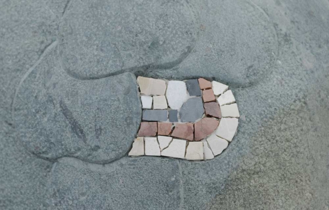 die Seeschlange bekommt Schuppen aus Mosaik